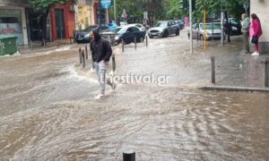 «Ποτάμια» οι δρόμοι στη Θεσσαλονίκη από τη σφοδρή βροχόπτωση (video)