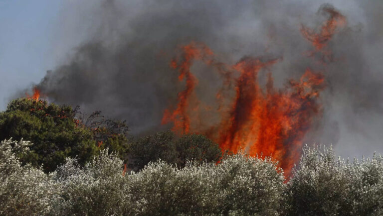 Ύδρα: 300 στρέμματα έκαψαν τα πυροτεχνήματα από το σκάφος