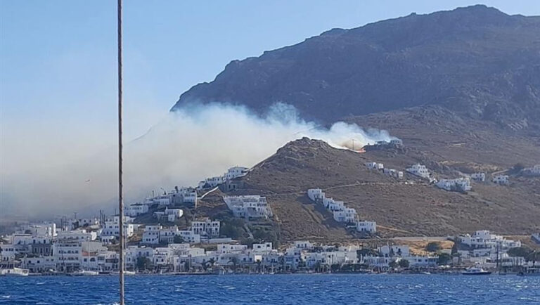 Υπό έλεγχο η φωτιά στη Σέριφο έπειτα από ολονύχτια μάχη