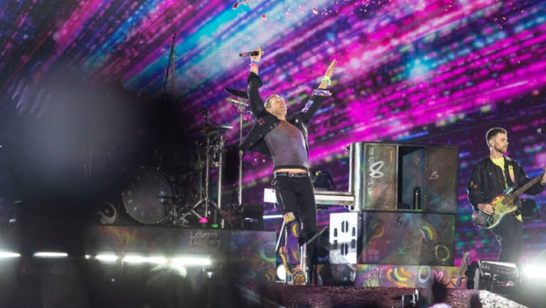 Υπερθέαμα μουσικής στο κατάμεστο ΟΑΚΑ με τους Coldplay (vids)