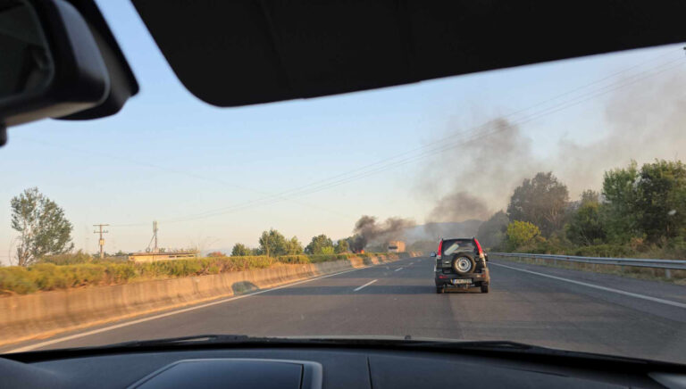 Αυτοκίνητο τυλίχτηκε στις φλόγες έξω από την Κατερίνη! (pics-video)