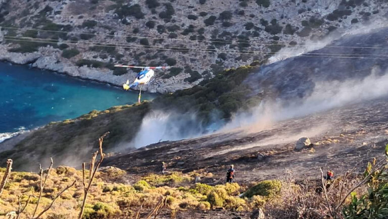 Σε ύφεση η φωτιά στους Φούρνους Ικαρίας