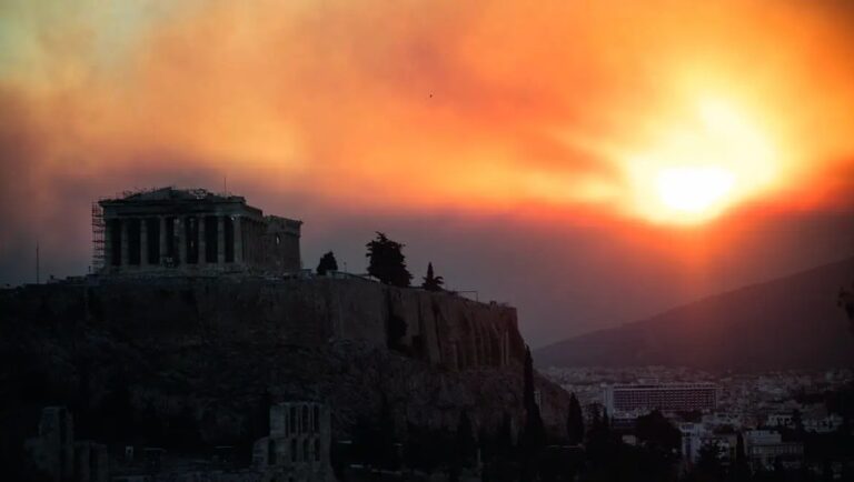 Φωτιά στην Αττική: O καπνός από την πυρκαγιά έχει ήδη διανύσει 300χλμ.