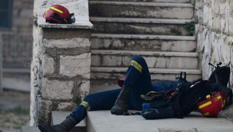 Φωτιά στην Αττική: Η συγκλονιστική φωτογραφία του εξαντλημένου πυροσβέστη