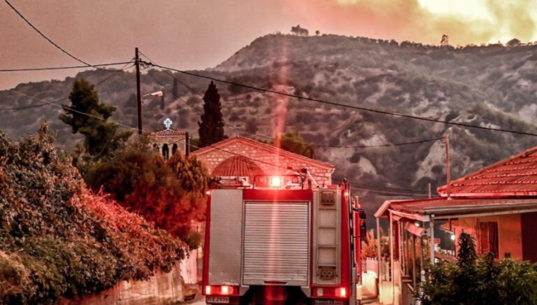 Ξυλόκαστρο: Αγώνας να περιοριστεί το μέτωπο (pics-video)