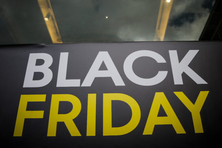 Black Friday 2024: Τσουχτερά πρόστιμα σε 14 αλυσίδες για παραπλανητικές εκπτώσεις