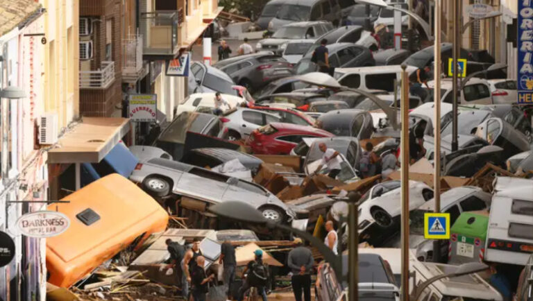 Πώς οι δρόμοι της Βαλένθια μετατράπηκαν σε φονικά ποτάμια (video)