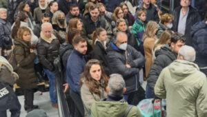 Βούλιαξε από κόσμο το Mετρό της Θεσσαλονίκης και… φράκαρε! (pics)