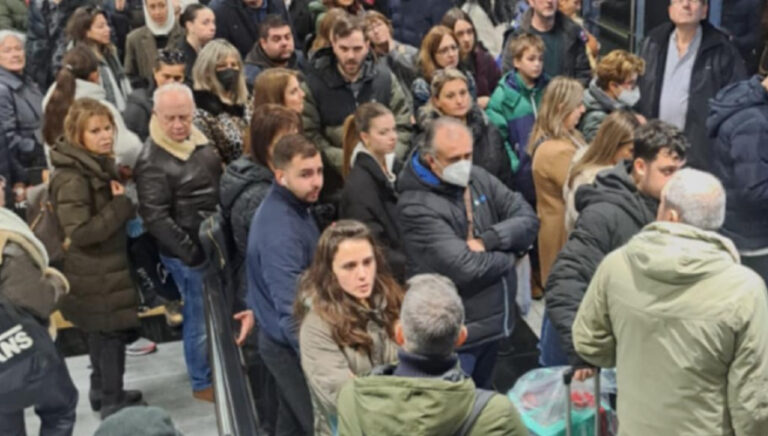 Βούλιαξε από κόσμο το Mετρό της Θεσσαλονίκης και… φράκαρε! (pics)