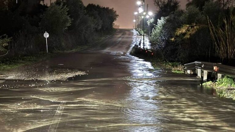 Δύσκολη νύχτα στο Αγρίνιο εξαιτίας ισχυρής καταιγίδας