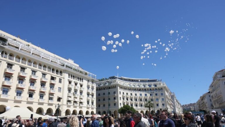 353 λευκά μπαλόνια για τα θύματα της γενοκτονίας των Ποντίων