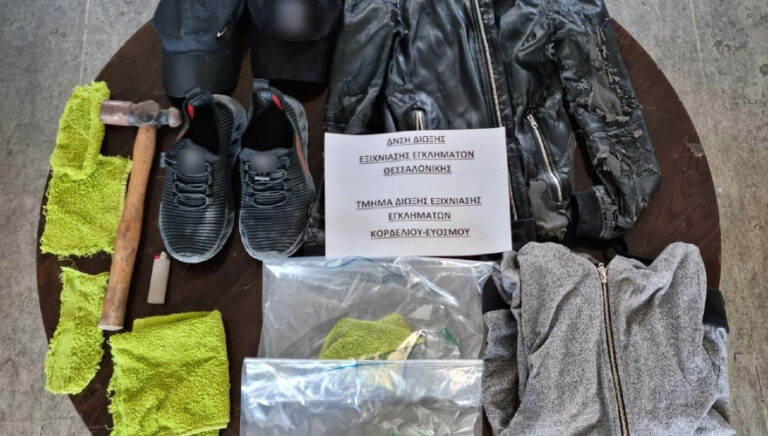Θεσσαλονίκη: Έσπασαν τζαμαρία κομμωτηρίου και έριξαν μέσα μολότοφ (pic)
