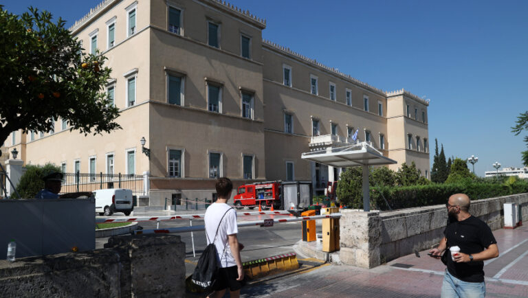 Βουλή: Ολοκληρώθηκε η επιχείρηση περισυλλογής του ύποπτου φακέλου