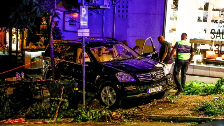 Πανικός στο Κολωνάκι: Τζιπ έπεσε πάνω σε πεζούς