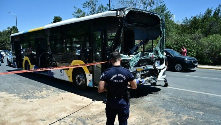 Σοβαρό τροχαίο στη Βούλα: Σφοδρή σύγκρουση δύο λεωφορείων! (video)