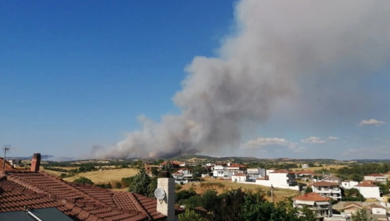 Θεσσαλονίκη: Ενισχύθηκαν οι δυνάμεις της Πυροσβεστικής για την φωτιά στην Άσσηρο (video)