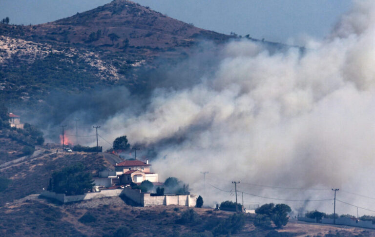 Πύρινη κόλαση: Καίγονται σπίτια στην Κερατέα