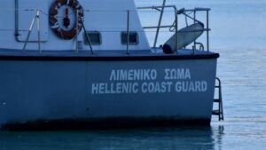 Χαλκιδική: Σκάφος προσέκρουσε σε βράχια