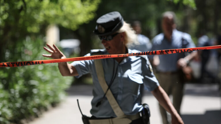 Συναγερμός στην Καισαριανή: Βρέθηκε ολόκληρο οπλοστάσιο σε κάδο απορριμμάτων
