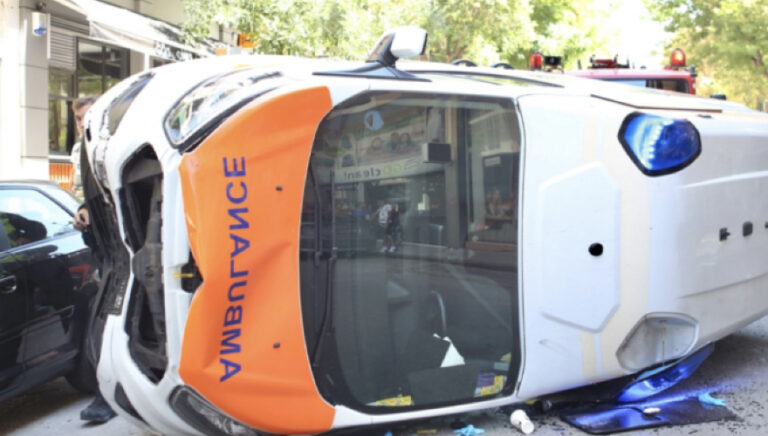 Κατέληξε ο ασθενής μετά την ανατροπή ιδιωτικού ασθενοφόρου (videos)