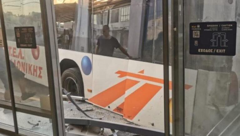 Απίστευτο περιστατικό στη Χαλκιδική: Λεωφορείο έπεσε πάνω στο κτίριο των ΚΤΕΛ