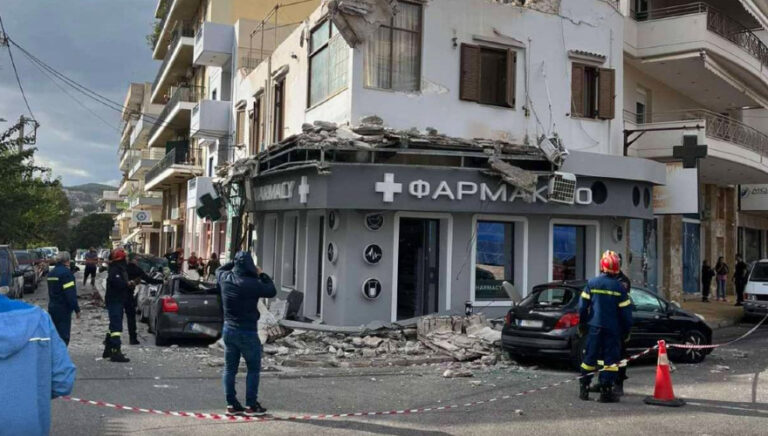 Λαύριο: Κατέρρευσε μπαλκόνι κτηρίου! (video)